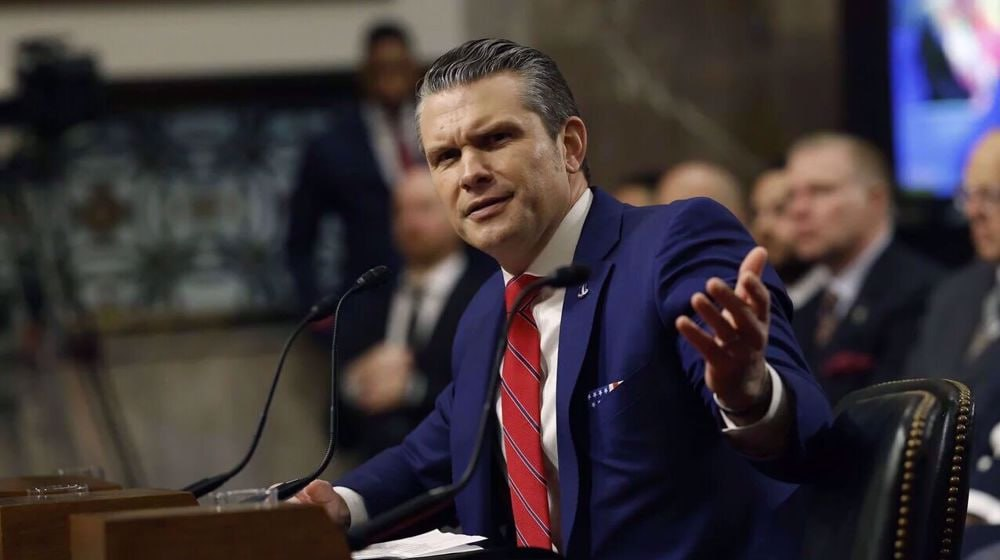 “போர்ச் செயலாளர்” (Secretary of War) பீட் ஹெக்செத் (Pete Hegseth) மீது ஈரான் போர் தொடர்பான போர்க்குற்றங்கள் சுமத்தப்பட்டு, 6 முக்கிய அரசியல் குற்றச்சாட்டுப் பிரிவுகளின் (Articles of Impeachment) கீழ் ஜனநாயகக் கட்சியினர் நேற்று (ஏப்ரல் 15, 2026) தீர்மானம் தாக்கல் செய்துள்ளனர்.