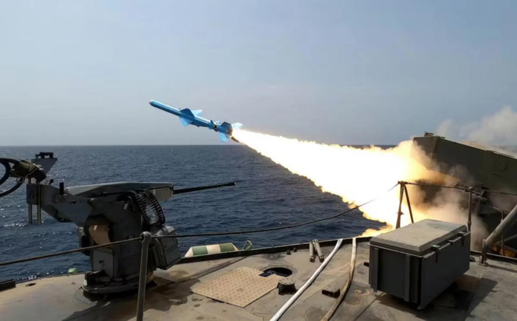 ஹார்முஸ் ஜலசந்தியில் பெரும் போர்: அமெரிக்க (U.S Destroyers)அழிப்புக் கப்பல்கள் மீது ஈரான் ஏவுகணைத் தாக்குதல்!